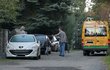 Spolu odjíždějí do Jesenice. Autobus patří speciální základní škole Canadian Sunny School.