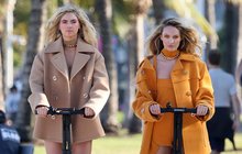 Americké topmodelky Candice Swanepoelová (35) a Kate Uptonová (31) předvedly svoje dokonalé nohy během focení na slavné ulici Ocean Drive v Miami.