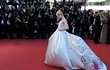 Elle Fanning na červeném koberci v Cannes