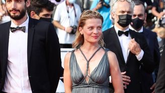Red carpet v Cannes: Sorry Bello, letos nejvíc zazářily dámy s šedinami