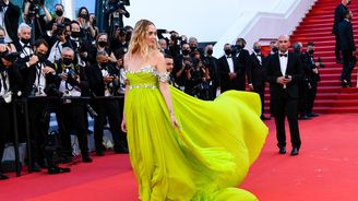 5 večerních outfitů, které si podmanily Cannes. Inspirují se Vary?