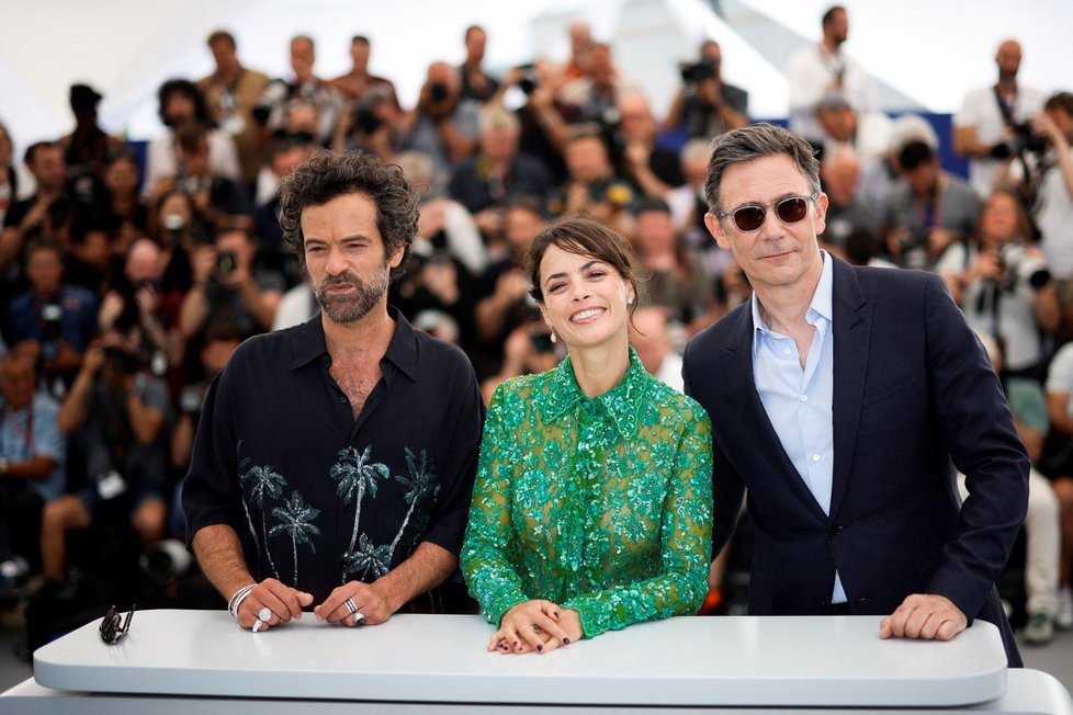 Zahájení festivalu v Cannes 2022: režisér Michel Hazanavicius a herci Berenice Bejo a Romain Duris