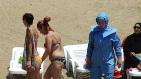 Podobné oblečení je na plážích v Cannes zakázáno.