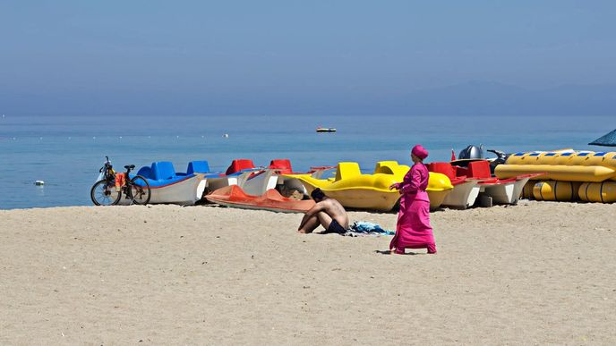 Podobné oblečení je na plážích v Cannes zakázáno