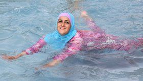 Muslimky plavou v úboru nazvaném burkini (ilustrační foto).