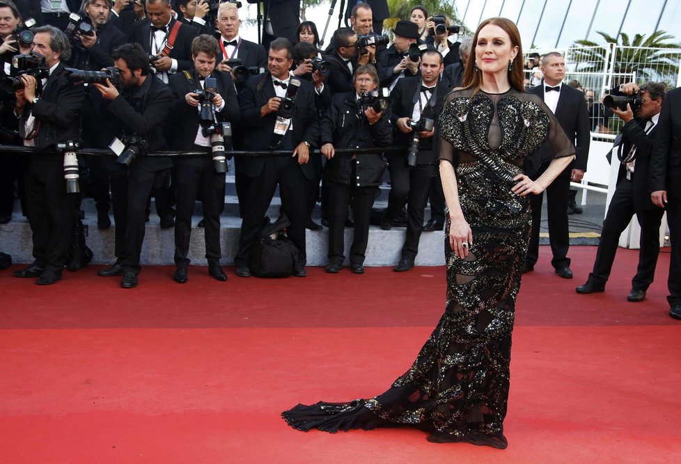 CANNES: Julianne Moore zvolila šaty v černé, ale zato s výraznými aplikacemi, které dělají šaty zajímavějšími.