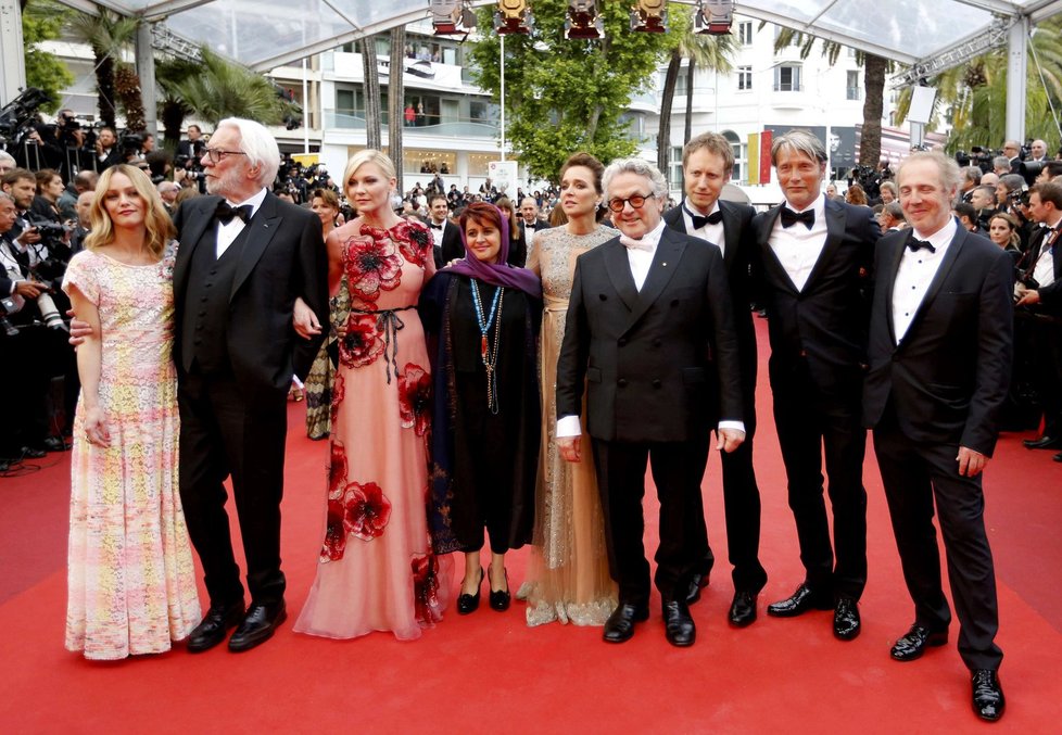 Porota festivalu na slavnostním zahájení festivalu v Cannes, které otevírá film Woodyho Allena „Cafe Society“.