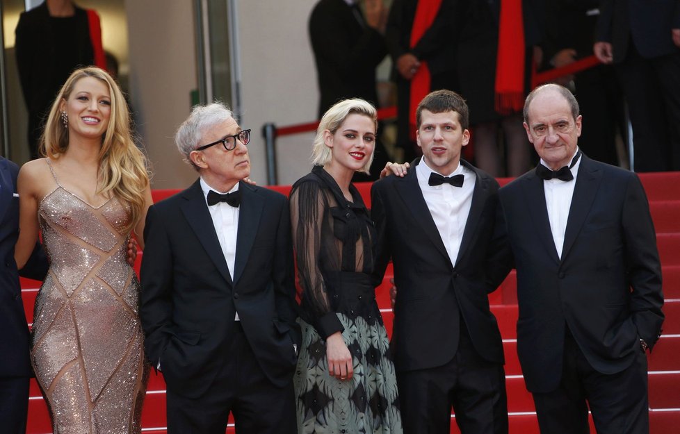 Celebrity z celého světa se sjely na slavnostní zahájení festivalu v Cannes, které otevírá film Woodyho Allena &#34;Cafe Society&#34;