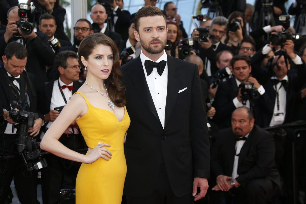 Justin Timberlake a Anna Kendrick na slavnostním zahájení festivalu v Cannes, které otevírá film Woodyho Allena &#34;Cafe Society&#34;.
