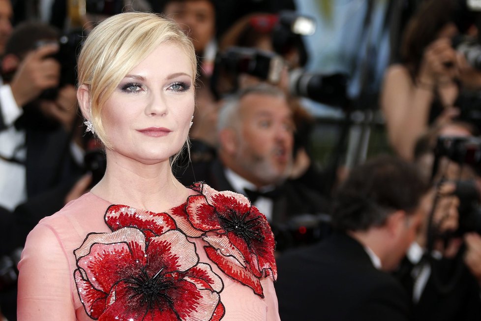 Kirsten Dunst na slavnostním zahájení festivalu v Cannes, které otevírá film Woodyho Allena „Cafe Society“.