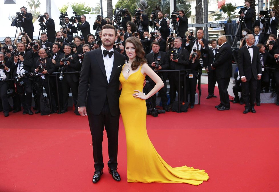 Justin Timberlake a Anna Kendrick na slavnostním zahájení festivalu v Cannes, které otevírá film Woodyho Allena „Cafe Society“.