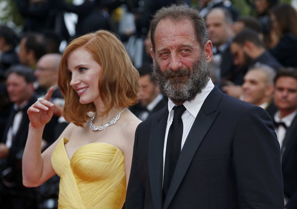 Vincent Lindon a Jessica Chastain na slavnostním zahájení festivalu v Cannes, které otevírá film Woodyho Allena „Cafe Society“.