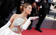 Alessandra Ambrosiová (41) ohromila Cannes: Sněhová pusinka!