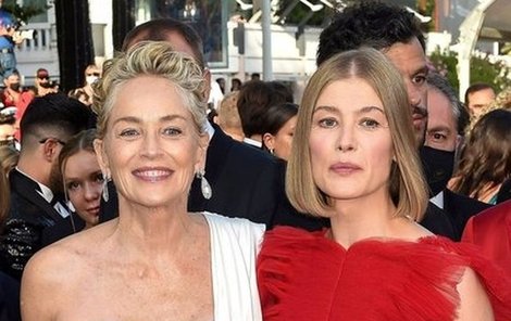 Červenobílé krásno na koberci v Cannes: Sharon a Rosamund.
