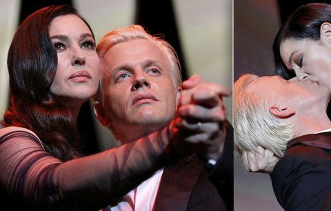 Žhavý začátek festivalu v Cannes: Bond girl Bellucci políbila francouzského komika