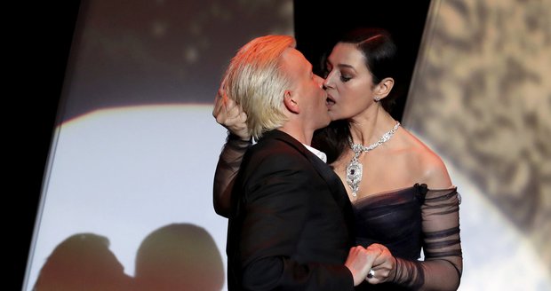 Líbačka na zahajovacím večeru festivalu v Cannes: Herečka Monica Bellucci se vášnivě vrhla na kolegu Alexe Lutze.