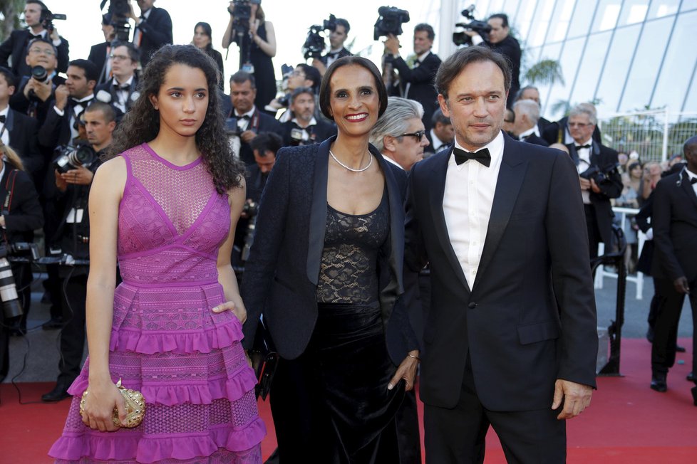 Zahájení filmového festivalu v Cannes: Herec Vincent Perez s manželkou Karine Silla a dcerou