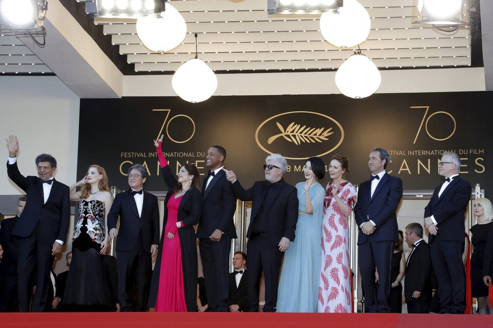 Zahájení prestižního festivalu v Cannes: Režisér Pedro Almodovar s členy poroty.