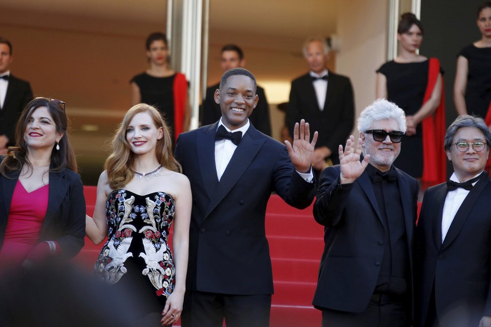 Zahájení prestižního festivalu v Cannes: Režisér Pedro Almodovar, Will Smith, Agnes Jaoui a Jessica Chastain.