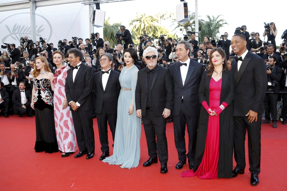 Zahájení prestižního festivalu v Cannes: Režisér Pedro Almodovar, Maren Ade, Jessica Chastain, Fan Bingbing, Agnes Jaoui, Park Chan-wook, Will Smith, Paolo Sorrentino a Gabriel Yared