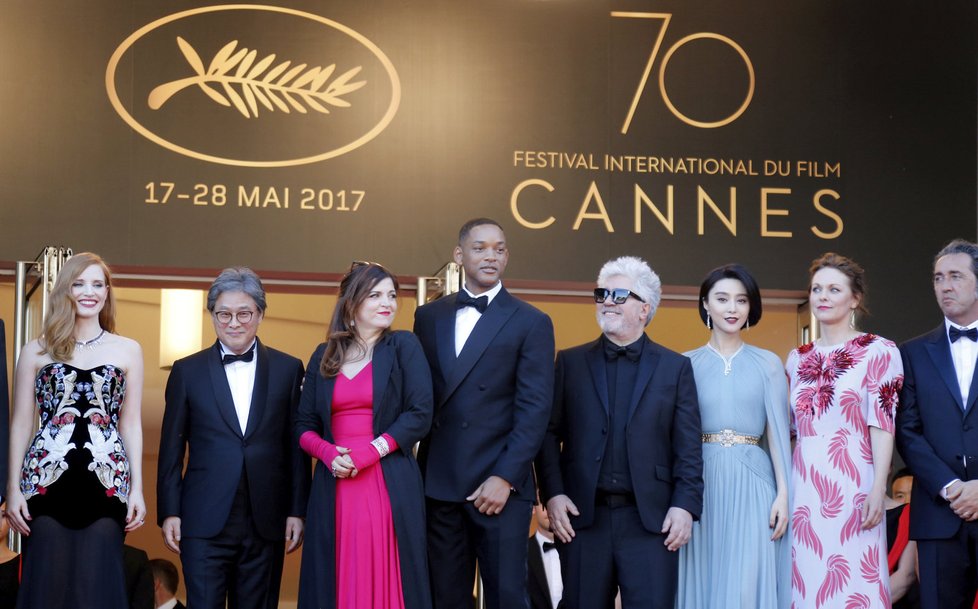 Zahájení prestižního festivalu v Cannes: Režisér Pedro Almodovar, Jessica Chastain, Park Chan-wook, Agnes Jaoui, Will Smith, Fan Bingbing, Maren Ade a Paolo Sorrentino