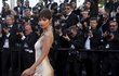 Modelka Emily Ratajkowski na zahájení festivalu v Cannes