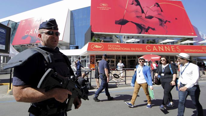 Na festival v Cannes dohlížejí i policisté se samopaly.