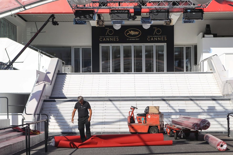 Přípravy na zahájení festivalu v Cannes