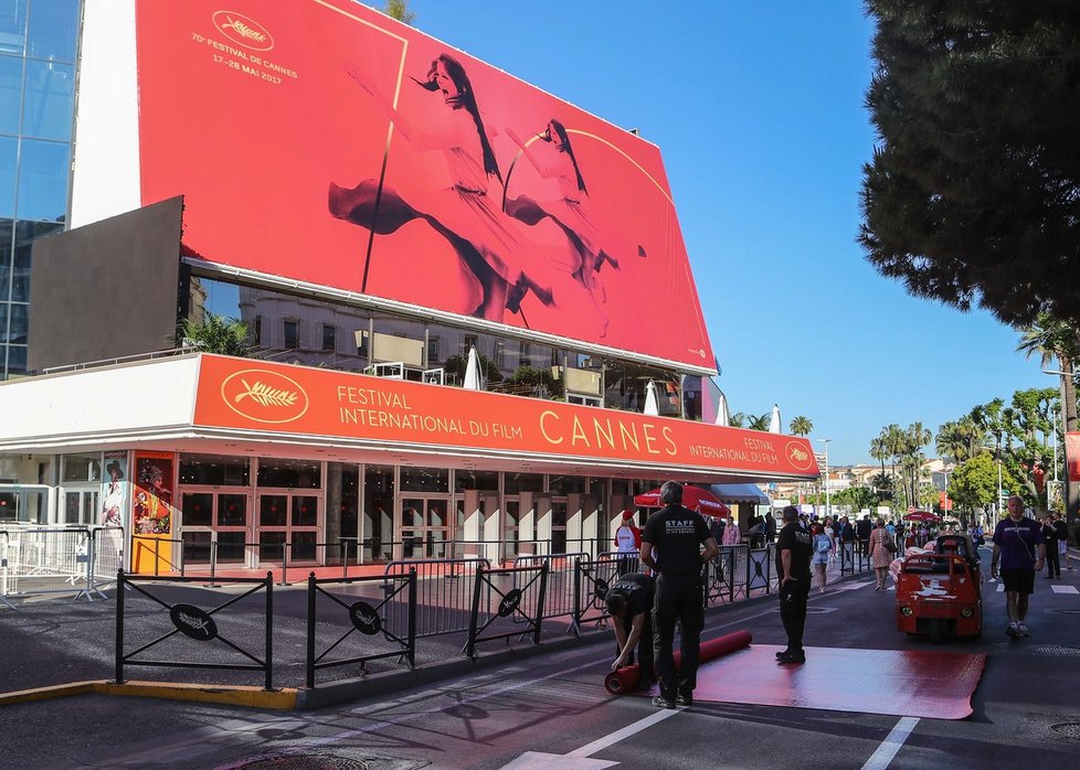 Přípravy na zahájení festivalu v Cannes