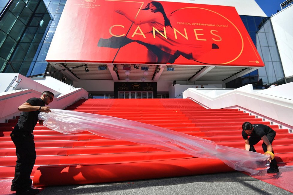 Přípravy na zahájení festivalu v Cannes