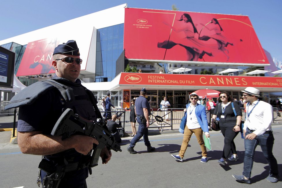 Na festival v Cannes dohlížejí i policisté se samopaly.