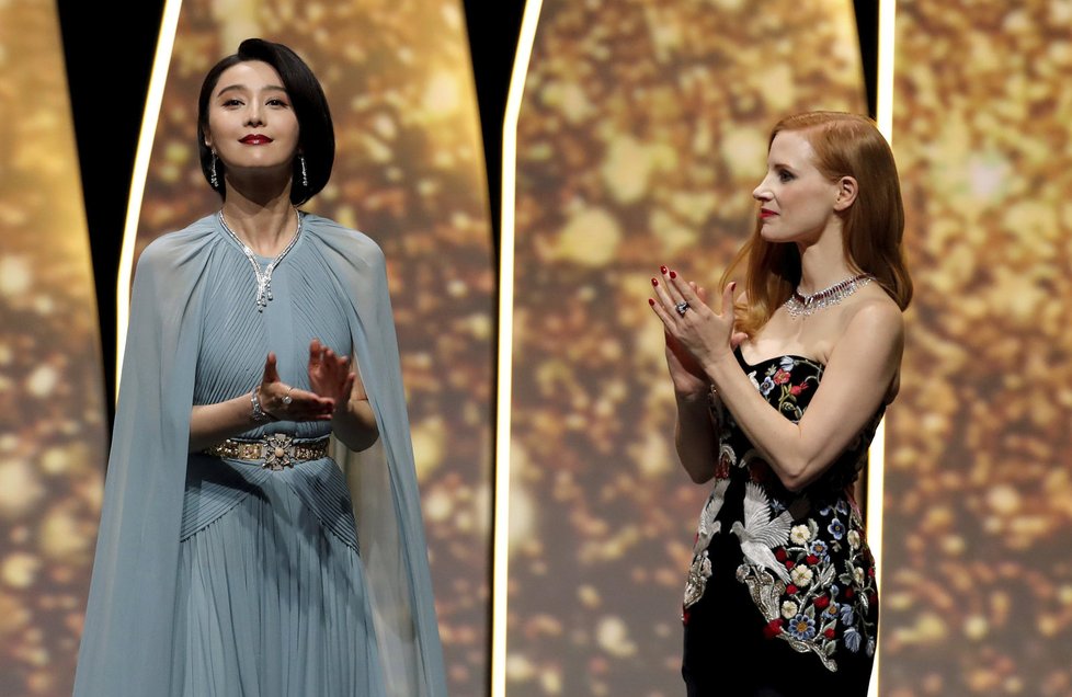 Fan Bingbing and Jessica Chastain během zahajovacího večera festivalu v Cannes