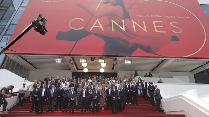 Účastníci filmového festivalu v Cannes drží minutu ticha za oběti útoku v Manchesteru.