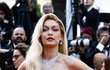 Modelka Gigi Hadid na červeném koberci v Cannes 2023. 