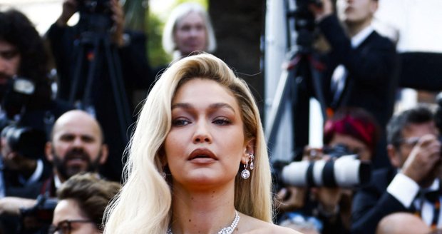 Modelka Gigi Hadid na červeném koberci v Cannes 2023