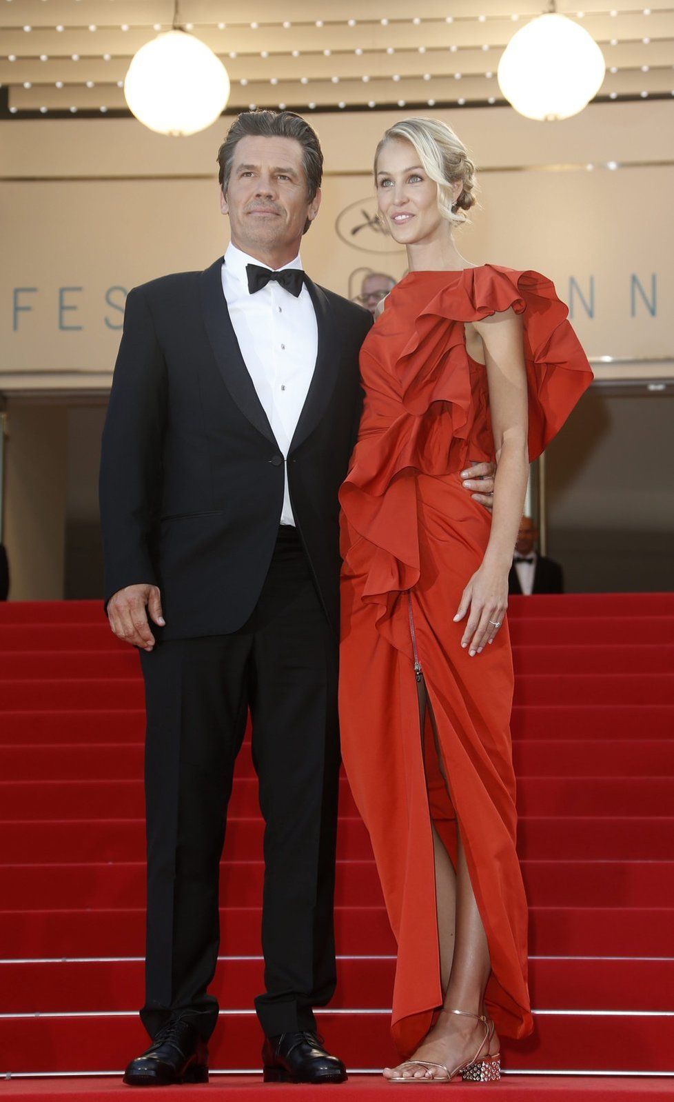 Festival v Cannes: Americký herec Josh Brolin a jeho přítelkyně Kathryn Boyd