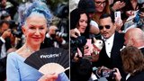 To »NEJ« z Cannes: Protesty kvůli Deppovi, modrá rebelka Mirrenová a Uma ladila s kobercem 
