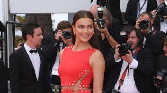 Nahé šaty v Cannes: Herečky bojují za práva žen, modelky se svlékají! Nahé šaty v Cannes: Herečky bojují za práva žen, modelky se svlékají!