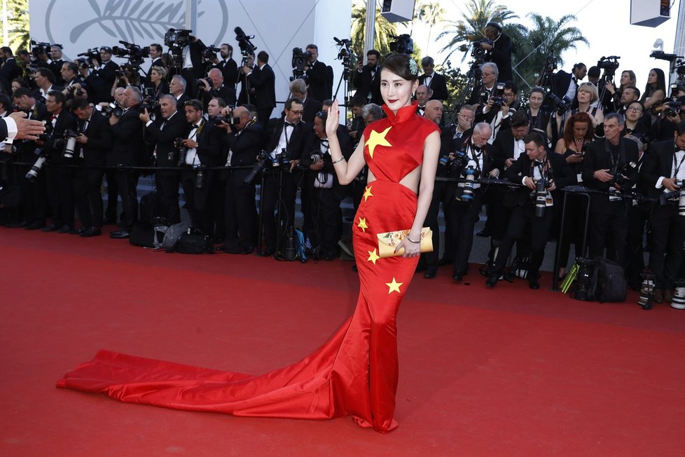 Šaty z letošního ročníku festivalu v Cannes.