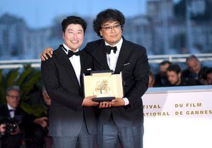 Režisér vítězného filmu Parazit Bong Joon-Ho (vpravo) s hercem Song Kang-hoem