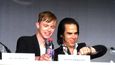 Nick Cave, toho času scenárista, na tiskové konferenci k filmu Lawless trpěl. Radost, že skončila, tak byla nepředstíraná.