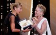 Zlatou palmu, hlavní cenu mezinárodního festivalu v Cannes, na letošním 74. ročníku získal snímek Titane francouzské režisérky Julie Ducournauové.