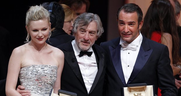 Předseda poroty Robert de Niro pózuje s nejlepším hercem Jeanem Dujardin a nejlepší herečkou Kirsten Dunst