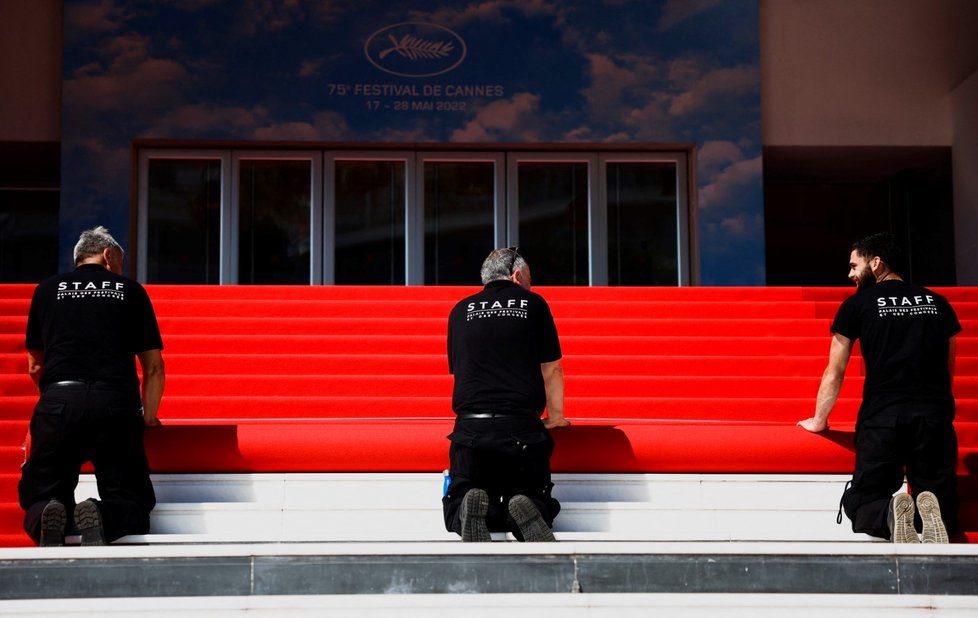 Přípravy na zahájení festivalu v Cannes 2022