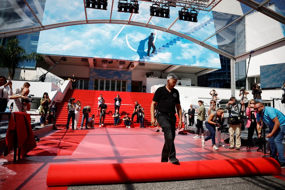 Přípravy na zahájení festivalu v Cannes 2022