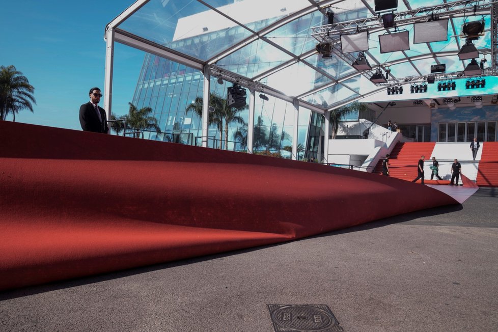 Přípravy na zahájení festivalu v Cannes 2022