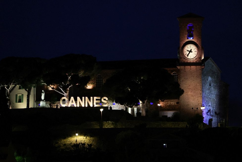 Přípravy na zahájení festivalu v Cannes 2022