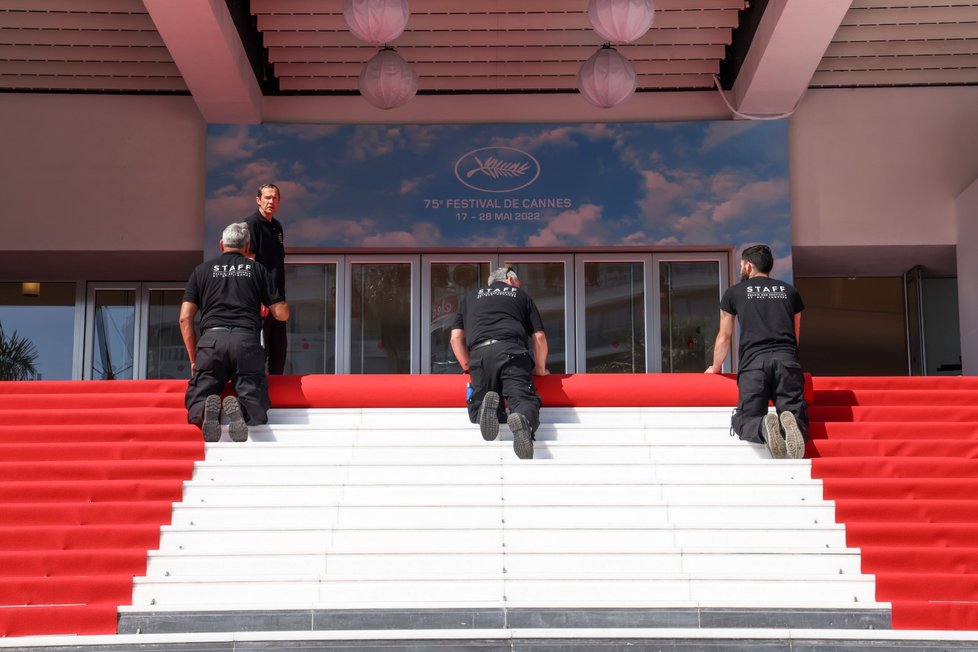 Přípravy na zahájení festivalu v Cannes 2022