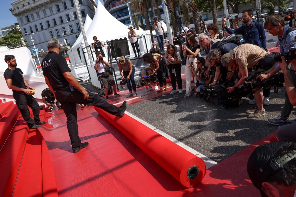 Přípravy na zahájení festivalu v Cannes 2022