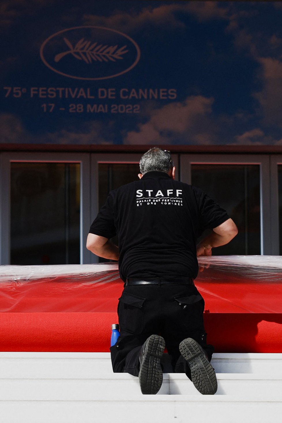 Přípravy na zahájení festivalu v Cannes 2022